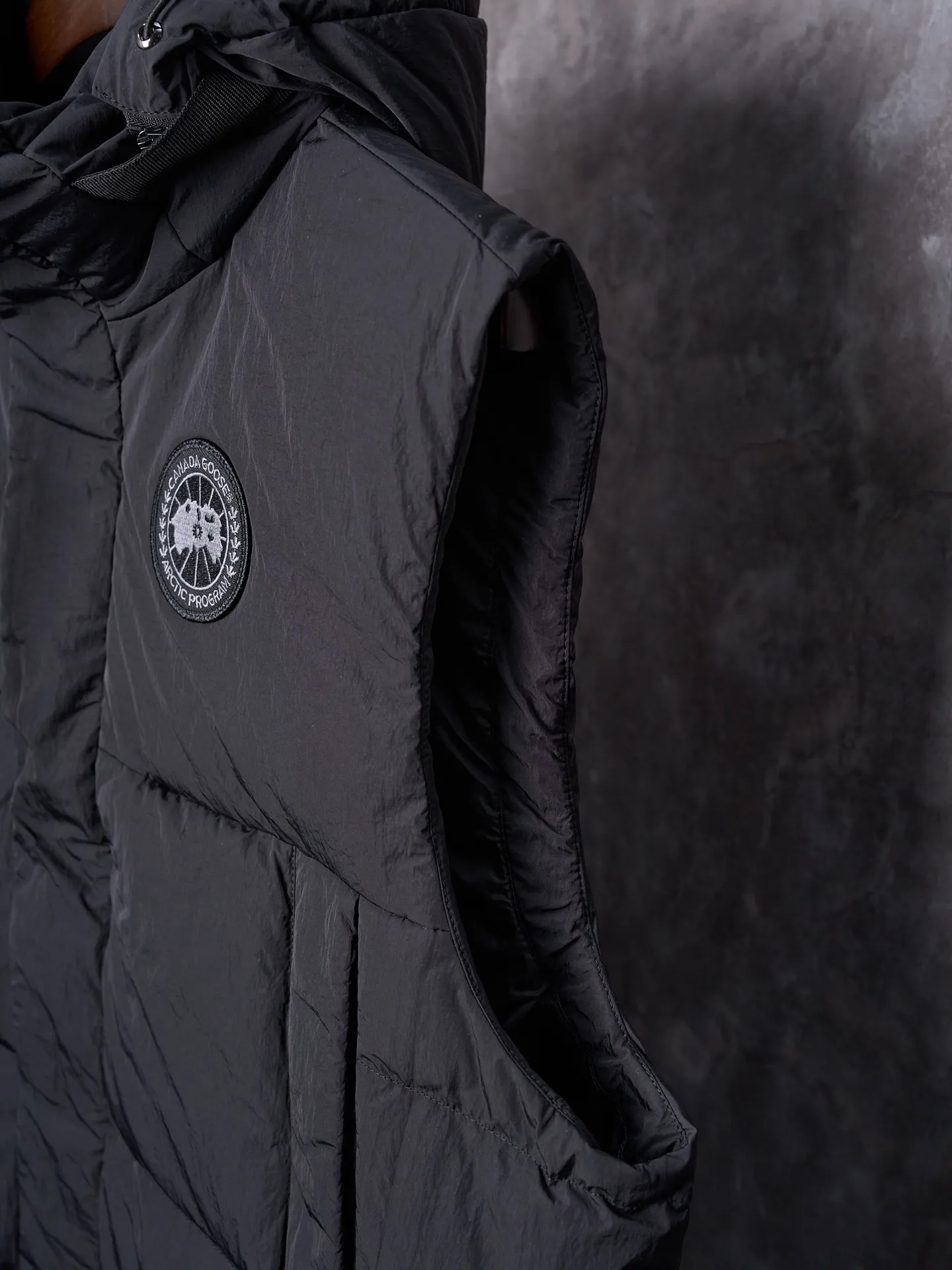 P760 Actual hanging auction] CANADA GOOSE/Canada Goose hooded down vest with logo and embroidery [Ready stock] S M L  The selection of high-quality protective nylon fabric not only enhances the wear resistance of the surface, but also takes into account wind resistance, ensuring excellent performance in various harsh weather conditions.  Three-dimensional quilting process: Precision thread reinforcement to prevent velvet drilling and ensure that the fluffy and resilient elasticity lasts as new.  The ribbon is woven with polyester as the base, and the brand letters are decorated on the ribbon through high-precision computer embroidery. The edges of the pattern are clear, the stitches are fine and even, and multiple layers of embroidery threads are stacked to enhance the three-dimensional effect.